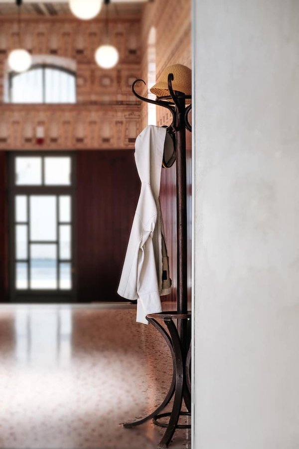 Quelle est l'importante d'un porte manteau pour une entrée accueillante et chaleureuse ?